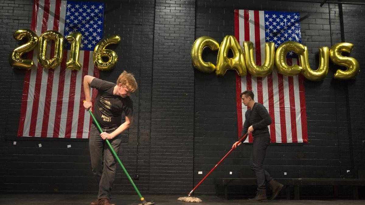 Dos voluntarios preparan un centro de reunión en el distrito 56 en Des Moines, Iowa, el lunes.