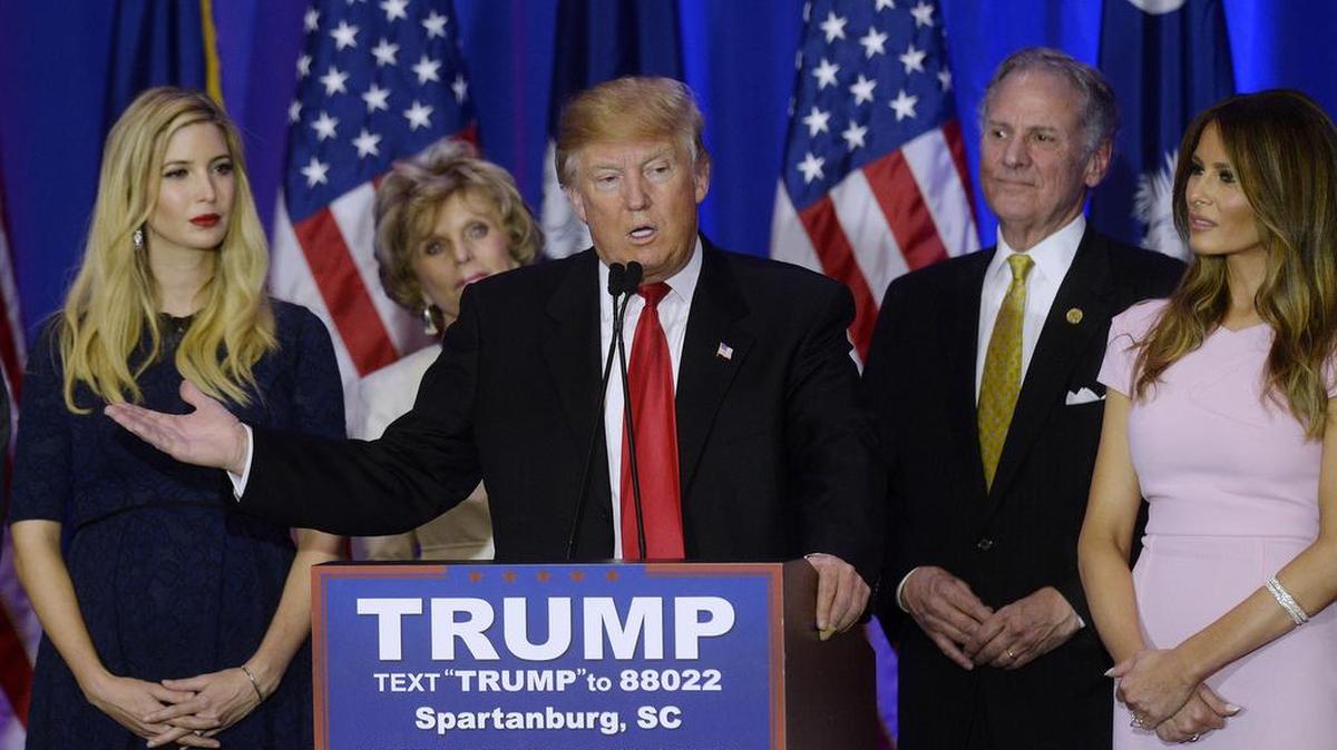 El precandidato republicano Donald Trump, junto a su hija Ivanka, izquierda, y su esposa Melania Trump.