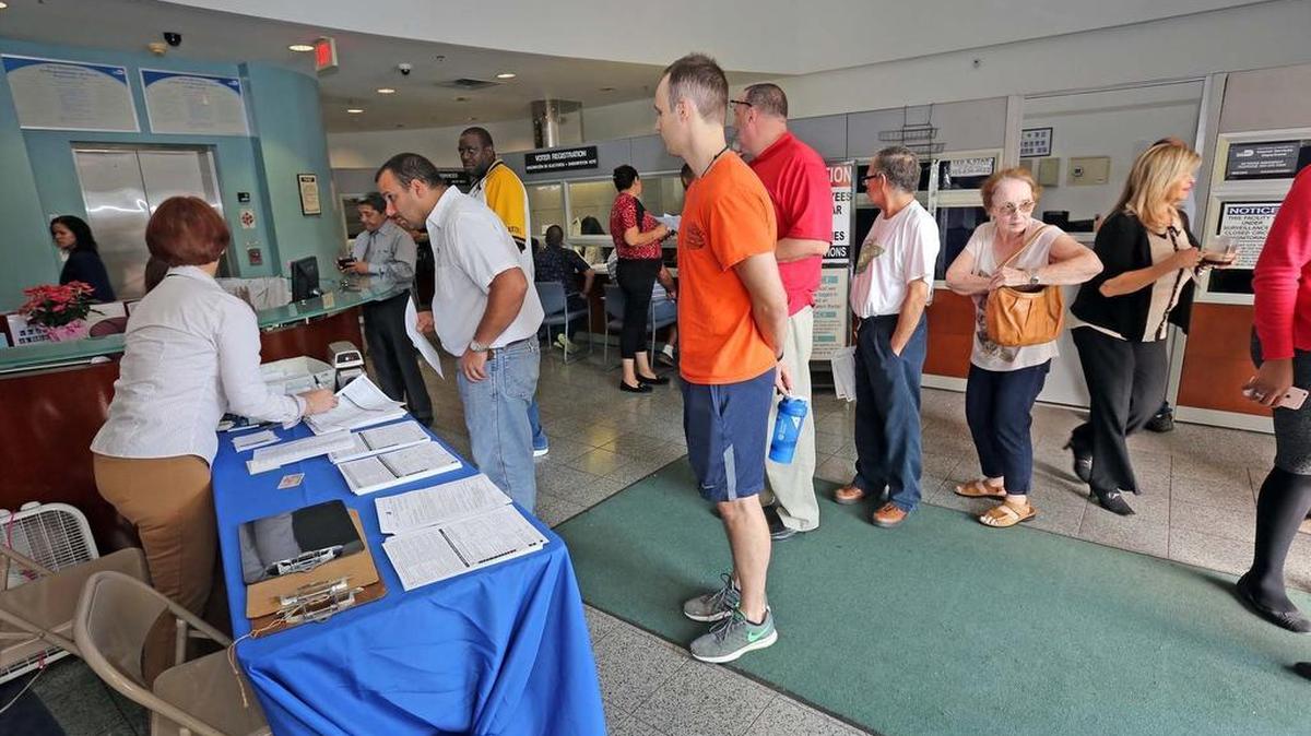 Residentes hacen fila para inscribirse para votar, en el Centro Electoral de Miami-Dade en Doral el miércoles, 12 de octubre de 2016. La fecha de inscripción fue extendida por un juez federal hasta el 18 de octubre.