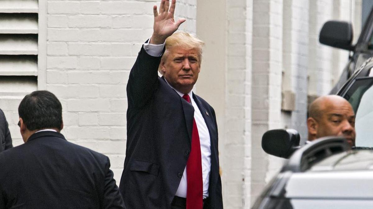 El virtual aspirante republicano a la Casa Blanca Donald Trump saluda a su llegada a la sede del Comité Nacional Republicano (CNR) en Washington DC (Estados Unidos) para reunirse con el presidente de la Cámara de Representantes, Paul Ryan, para limar diferencias sobre su polémica candidatura el 12 de mayo de 2016.