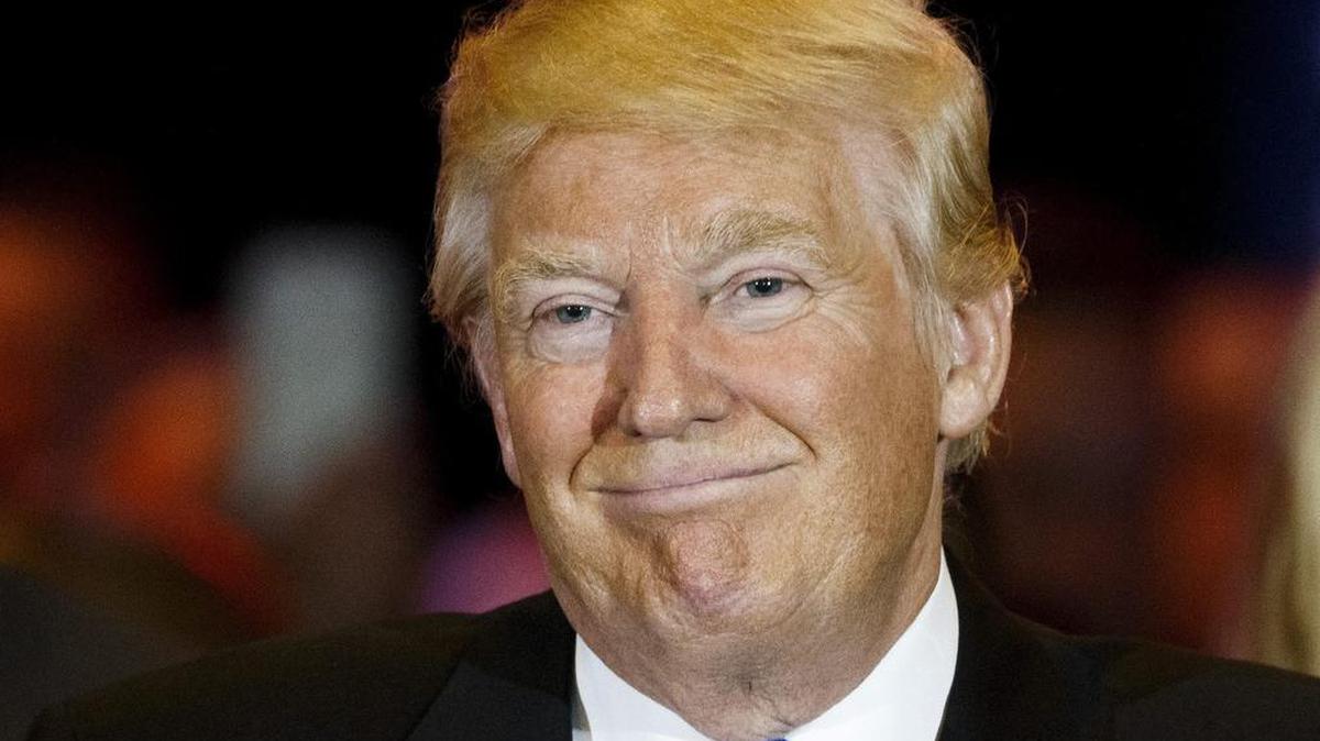 El magnate y precandidato presidencial estadounidense Donald Trump sonríe tras el anuncio de retirarse de la campaña de Ted Cruz el 3 de mayo de 2016, en Nueva York.