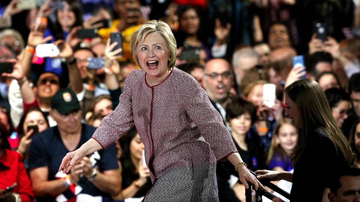 La precandidata presidencial demócrata Hillary Clinton (c) saluda a sus simpatizantes el martes 19 de abril de 2016, durante la celebración por su victoria en las primarias de Nueva York.