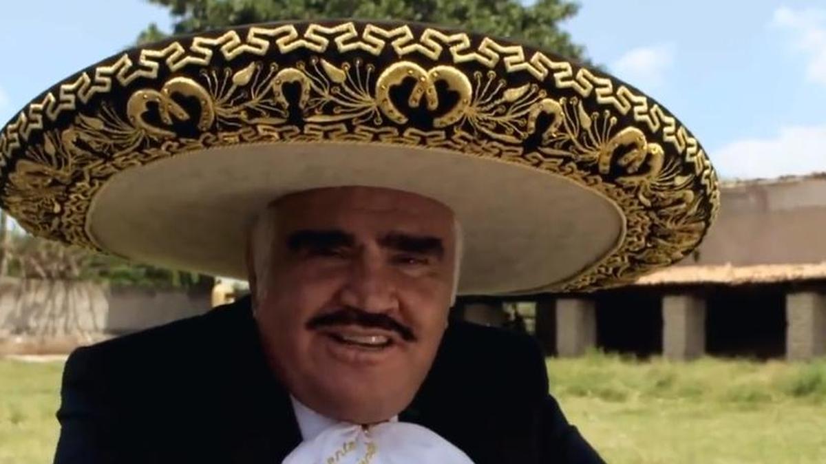 El cantante mexicano Vicente Fernández en un video del corrido que compuso sobre Hillary Clinton.
