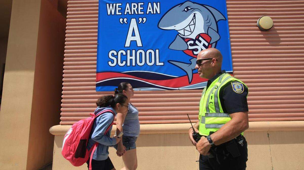 Carlos García, oficial de la Policía de Hialeah, a la entrada de South Hialeah Elementary School, el pasado viernes 24 de agosto de 2018.