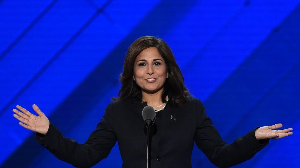 Neera Tanden, Presidente del Centro de Fondo de Acción de Progreso Americano, habla durante el tercer día de la Convención Nacional Democrática en el Wells Fargo Center 27 de julio de 2016, Filadelfia, Pensilvania.