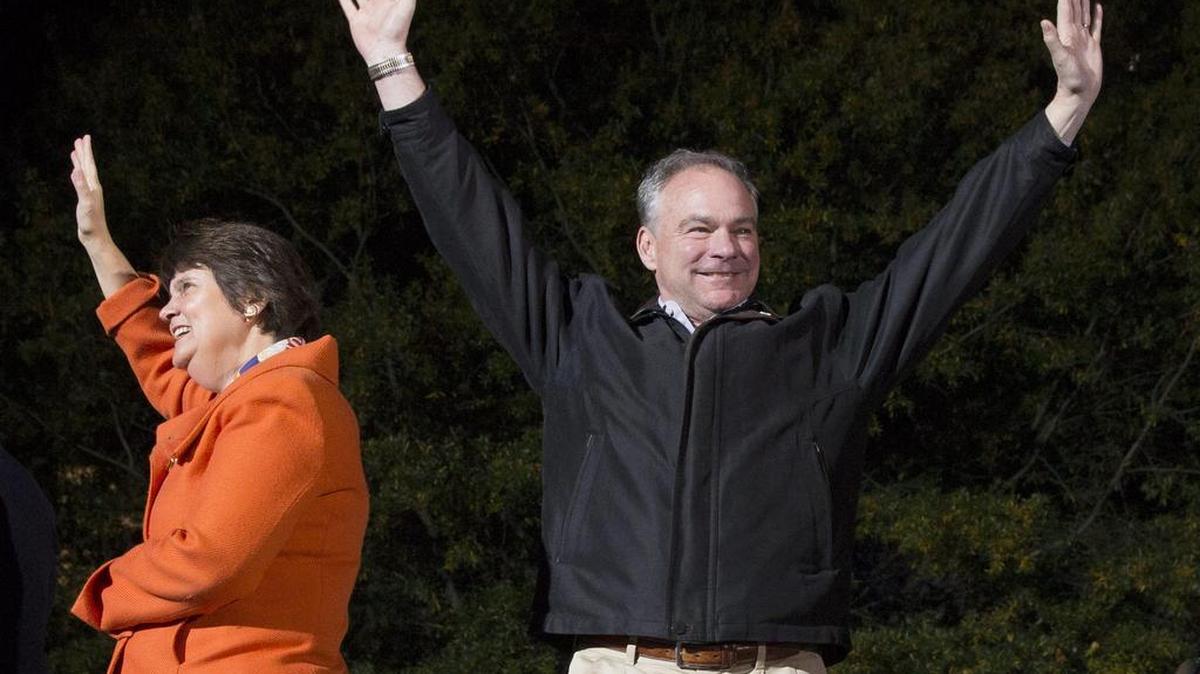 El candidato demócrata a la vicepresidencia Tim Kaine (d) y su esposa Anna Holton (i) participan de un acto de campaña demócrata en vísperas de las elecciones a presidencia de Estados Unidos el lunes 7 de noviembre de 2016, en la Universidad George Mason en Fairfax, Virginia (Estados Unidos).