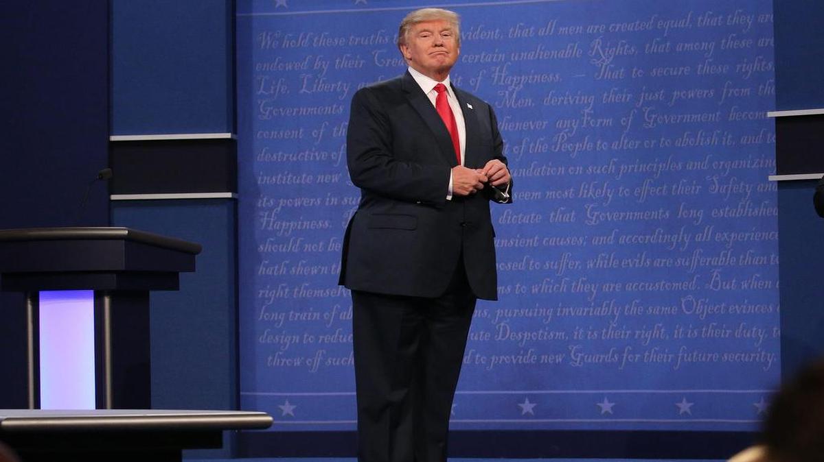 El candidato Republicano Donald Trump sale luego del debate con La candidata Demócrata Hillary Clinton el miércoles 19 de octubre de 2016, en la Universidad de Nevada en Las Vegas.