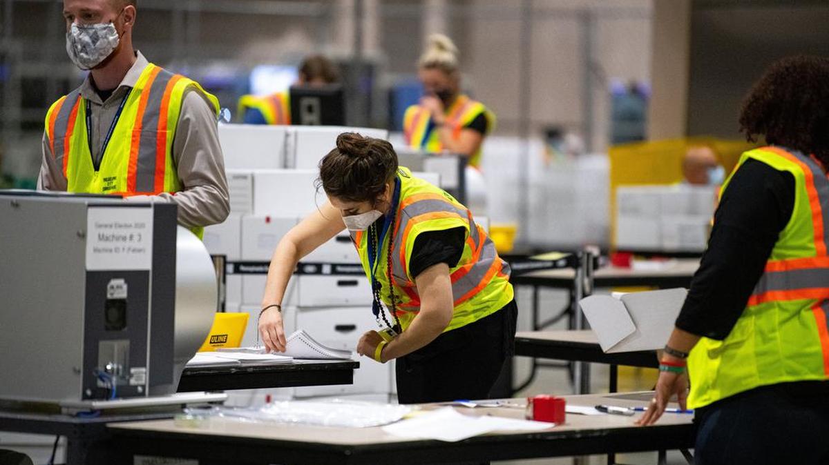 Trabajadores electorales clasifican las boletas en el Centro de Convenciones de Pennsylvania en Filadelfia, el 4 de noviembre del 2020.