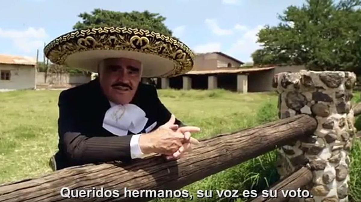 Captura de video cedido por el Grupo Fernández hoy, jueves 22 de septiembre de 2016 que muestra al cantante de música mexicana Vicente Fernández emitiendo un mensaje y cantando un corrido para apoyar a la candidata a la presidencia de Estado Unidos Hillary Clinton.