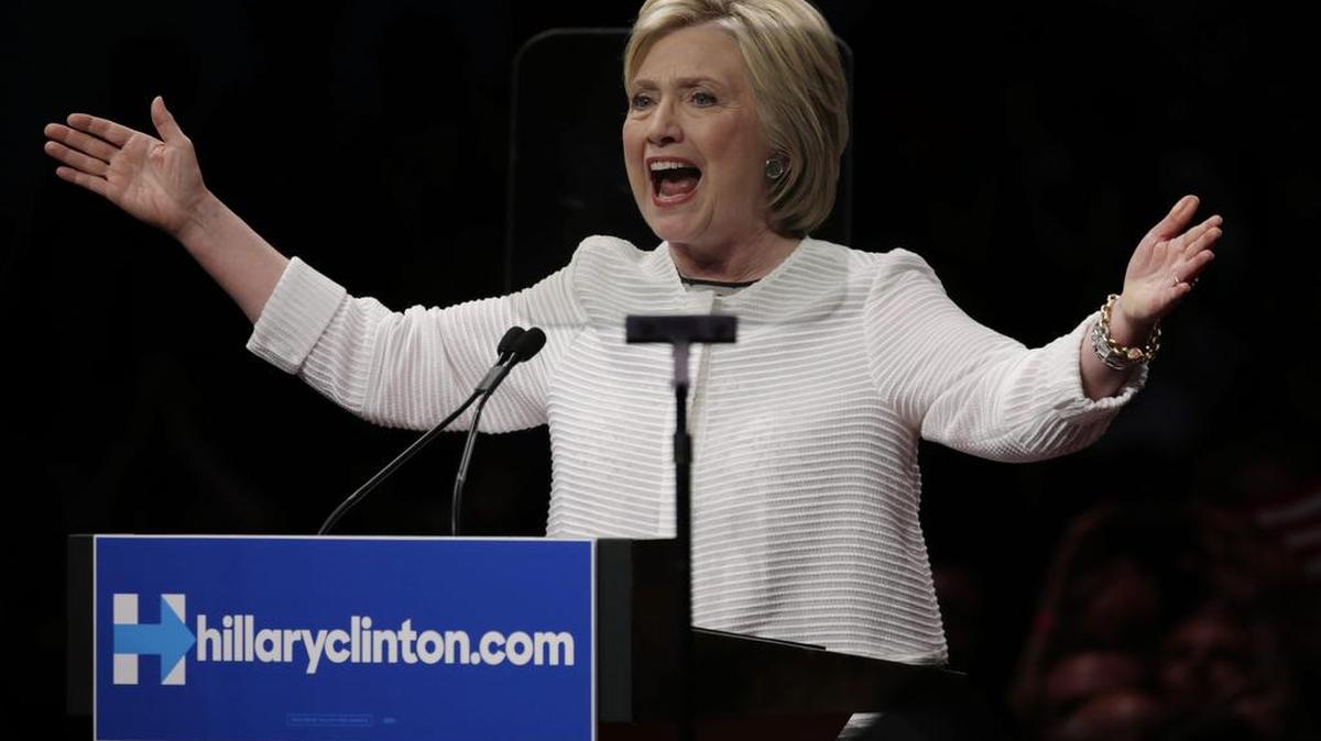 La precandidata a la presidencia de EE.UU. por el partido Demócrata Hillary Clinton pronuncia un discurso ante seguidores anoche al final de la noche de elecciones primarias en Brooklyn, Nueva York.