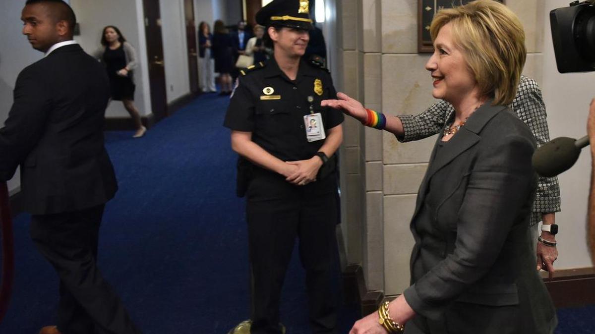 La candidata presidencial demócrata Hillary Clinton llega a una reunión con el Caucus Demócrata el 22 de junio de 2016 el Capitolio en Washington, DC.