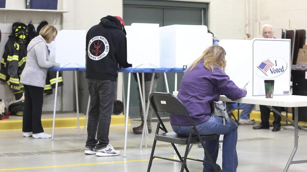 Unos ciudadanos estadounidenses votan en un colegio electoral ubicado en un parque de bomberos durante la jornada de elecciones presidenciales en Estados Unidos, en Indianapolis (Indiana, EE.UU.) hoy, 8 de noviembre de 2016.