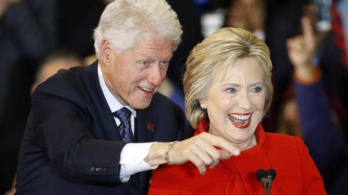 El ex presidente Bill Clinton, a la izquierda, y la candidata presidencial demócrata Hillary Clinton en la Universidad de Drake en Des Moines, Iowa, Lunes, 1 de febrero de 2016.