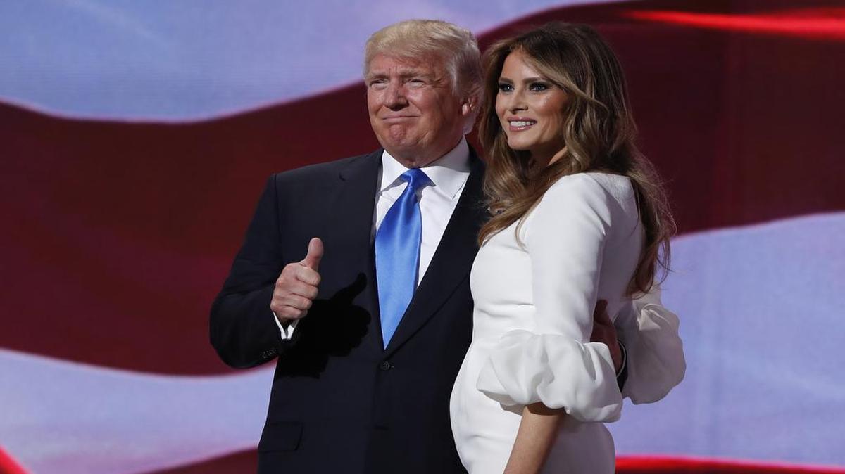 El candidato presidencial republicano Donald Trump, a la derecha, junto a su esposa Melania en el escenario durante la Convención Nacional Republicana, el lunes, 18 de julio de 2016, en Cleveland.