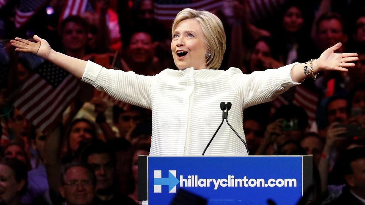 La candidata presidencial demócrata Hillary Clinton saluda a sus seguidores en Nueva York.