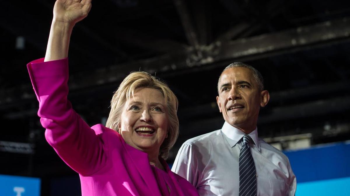 La aspirante demócrata a la Casa Blanca, Hillary Clinton, junto al presidente estadounidense, Barack Obama el 5 de julio de 2016, durante un acto de campaña en Charlotte.