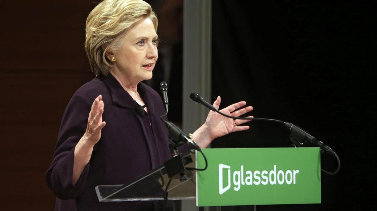 La precandidata demócrata a la presidencia estadounidense, Hillary Clinton, pronuncia su discurso durante un acto de campaña electoral en el The Times Center de Nueva York, el 12 de abril de 2016.