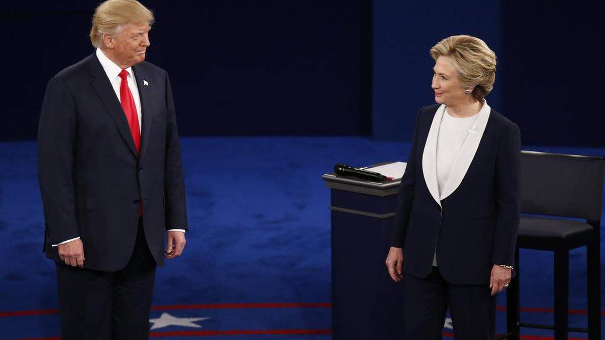Los candidatos Donald Trump y Hillary Clinton en el segundo debate.