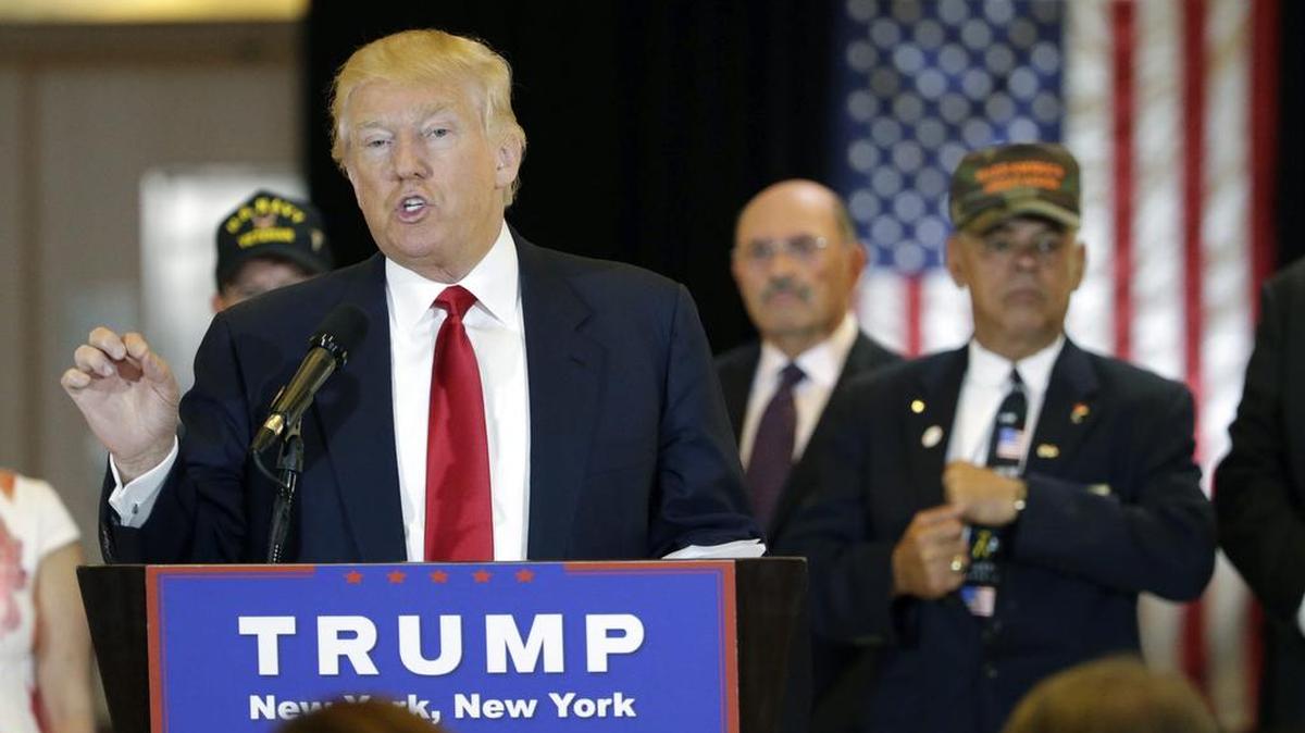 El candidato republicano a la presidencia, Donald Trump (i), ofrece una rueda de prensa en la Torre de su propiedad que lleva su nombre en Nueva York, Estados Unidos, hoy 31 de mayo de 2016.