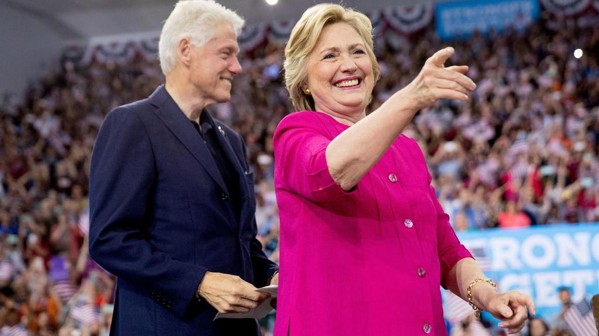 La candidata presidencial demócrata Hillary Clinton y su esposo, el ex presidente Bill Clinton, participan en un acto de campaña el 29 de julio en la Universidad de Temple, Philadelphia.