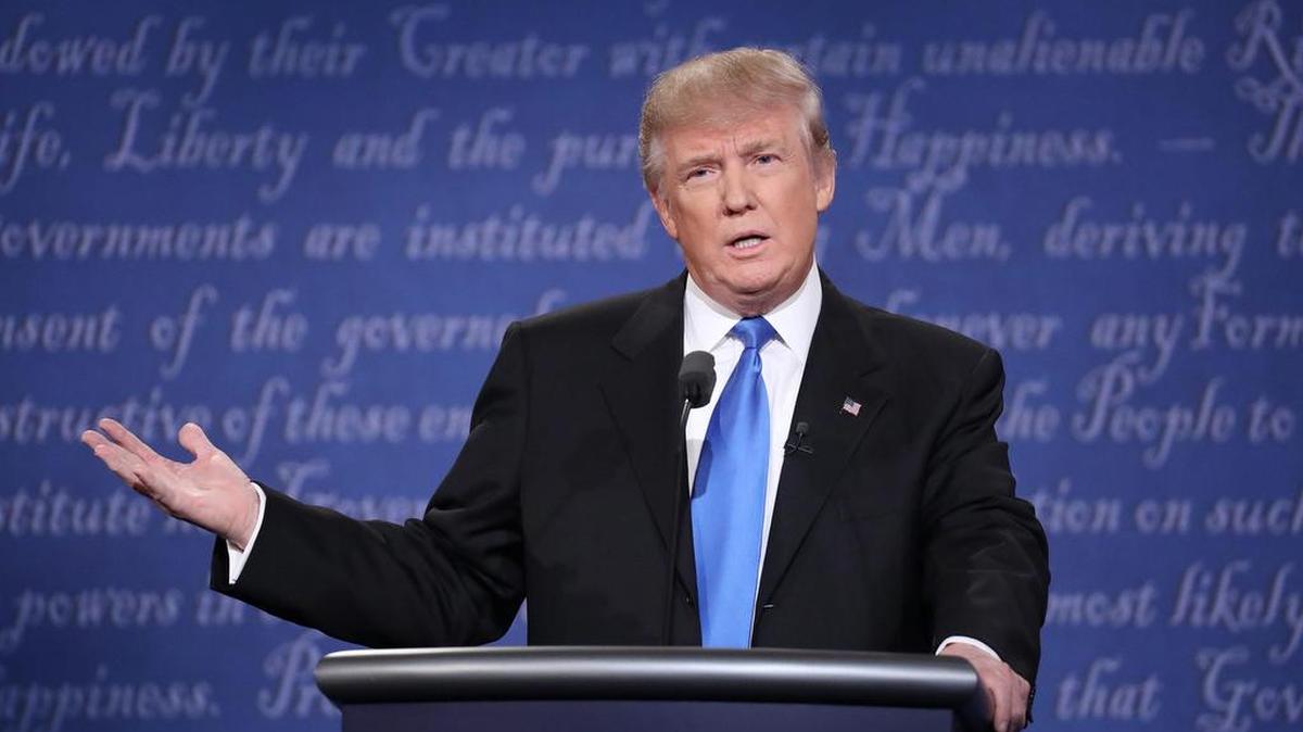 El candidato Republicano a la presidencia de los Estados Unidos Donald Trump habla frente a la candidata Demócrata Hillary Clinton en el primer debate el lunes 26 de septiembre de 2016, en la Universidad Hosfra de Hempstead, Nueva York (EEUU).