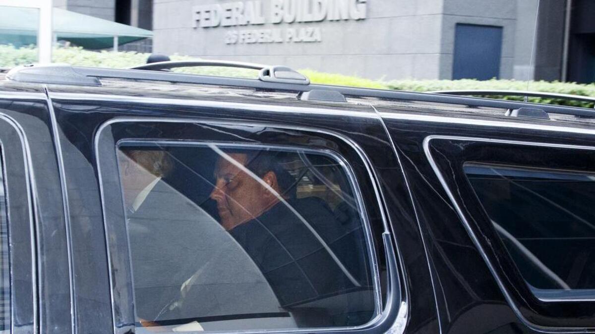 El gobernador de Nueva Jersey, Chris Christie (d) acompaña al candidato republicano a la Presidencia de Estados Unidos, Donald Trump (i, parcialmente), a su llegada al edificio Jacob K. Javits el miércoles 17 de agosto de 2016, en Nueva York.