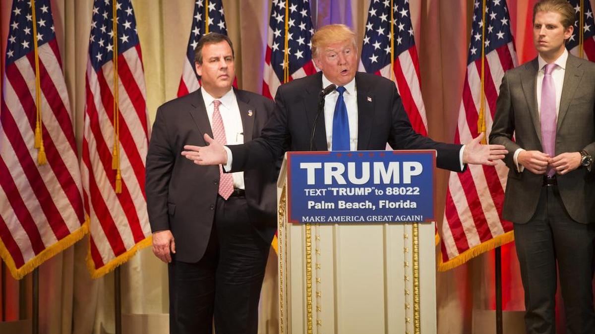 El precandidato a la presidencia de EE.UU. Donald Trump (c) pronuncia un discurso junto a su hijo Eric Trump (d) y el gobernador de New Jersey Chris Christie (i) durante un acto de campaña parte del Súper Martes el martes 1 de marzo de 2016, en Palm Beach.