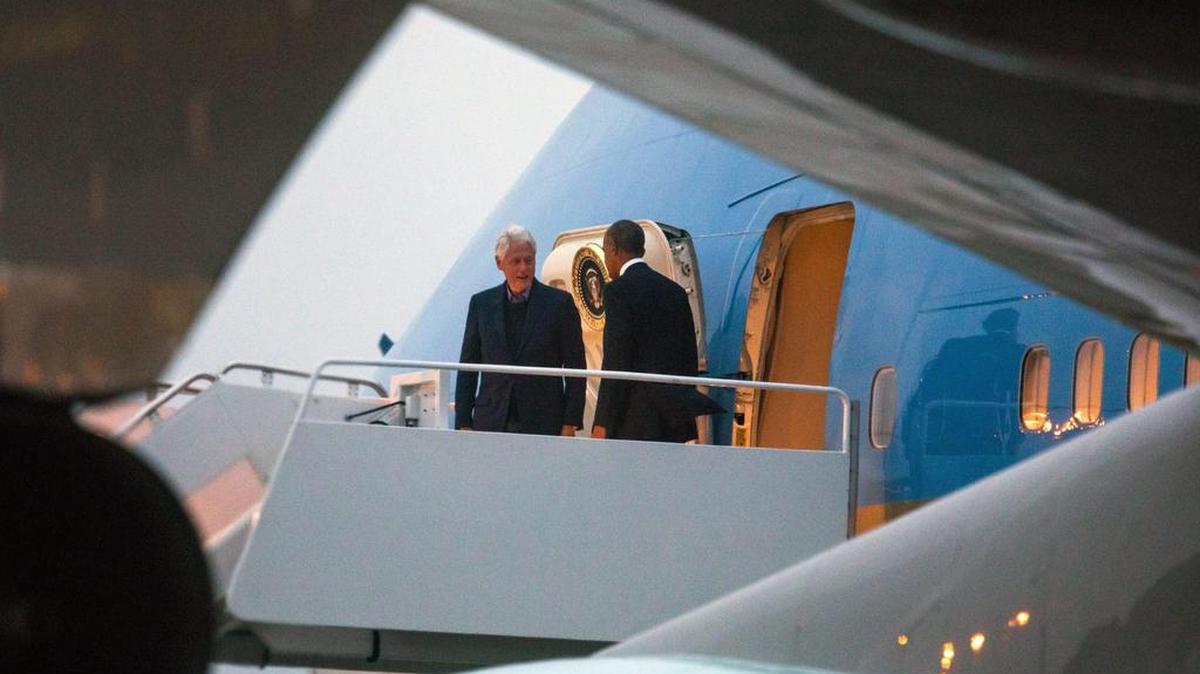 El presidente estadounidense, Barack Obama y el ex presidente Bill Clinton fuera del avión presidencial Air Force One a su regreso a la Base Andrews de la Fuerza Aérea de formar a Israel, donde asistieron a los funerales de Shimon Peres, en Maryland, EEUU, 30 de Septiembre de 2016.