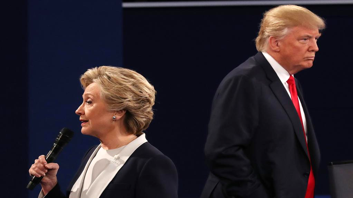 Fotografía del debate del 9 de octubre entre los candidatos a la presidencia Donald Trump (d) y Hillary Clinton (i).