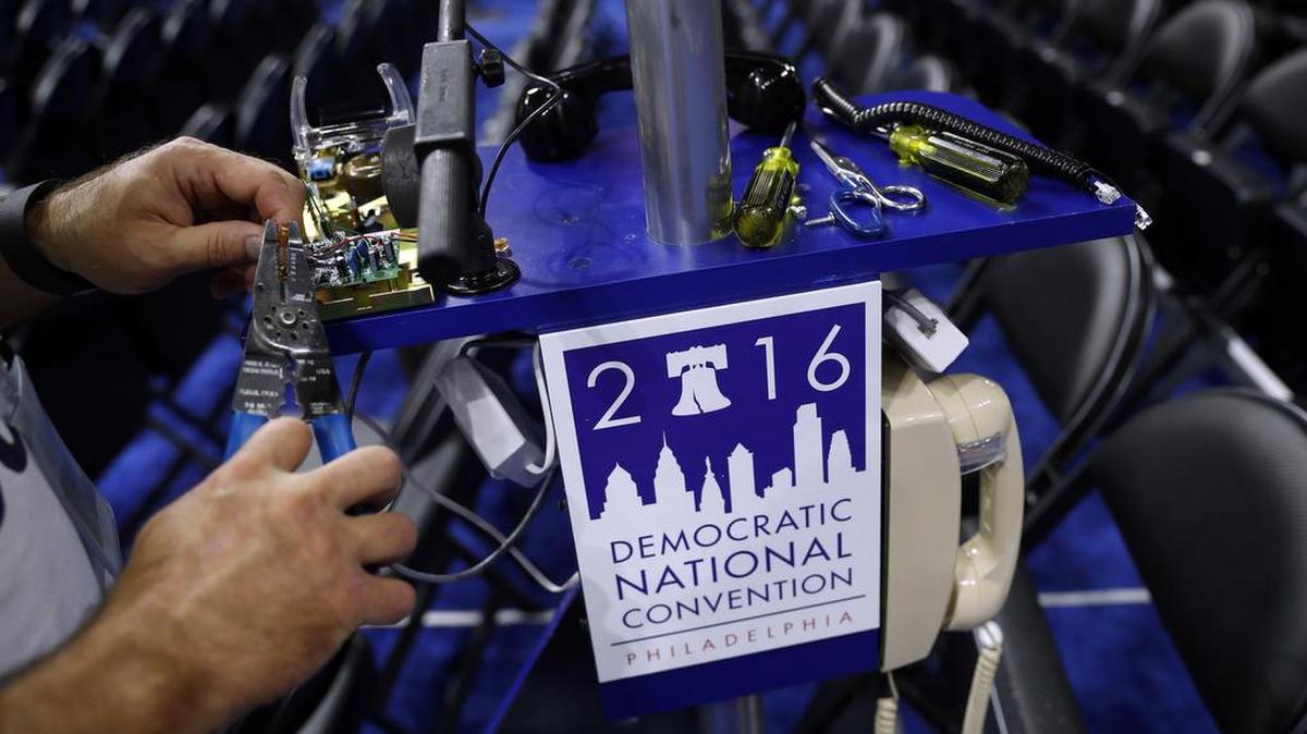 Un trabajador conecta un teléfono en el piso donde se realizará la Convención Demócrata 2016 en Filadelfia, sábado, 23 de julio de 2016.