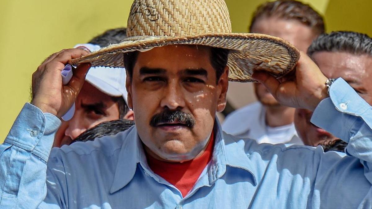 Fotografía cedida por el Palacio de Miraflores del presidente de Venezuela, Nicolás Maduro, pronunciando un discurso el martes 31 de mayo de 2016, en una manifestación de un grupo de personas, entre funcionarios públicos y seguidores del chavismo en Caracas (Venezuela).