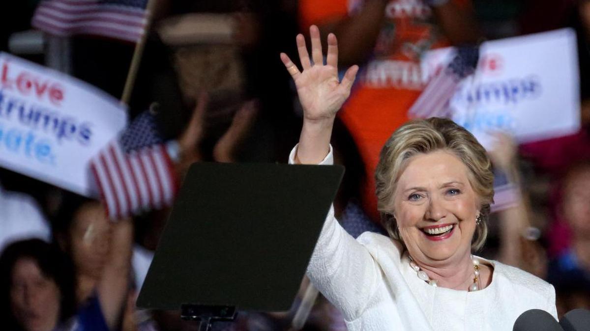 La candidata presidencial demócrata Hillary Clinton durante un acto de su campaña electoral en el Reverend Samuel Delevoe Memorial Park de Lauderdale, Florida el 1 de noviembre de 2016.