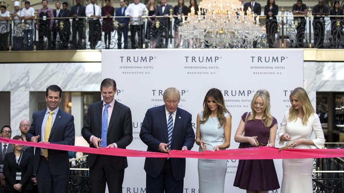 El candidato presidencial republicano, Donald Trump (c), junto a su esposa, Melania (3d), sus hijas, Tiffany (2d) e Ivanka Trump (d), y sus hijos, Donald y Eric Trump (i), inaugura su hotel en la Avenida de Pensilvania en Washington, Estados Unidos, el 26 de octubre de 2016. Trump entra en las decisivas dos últimas semanas de la campaña electoral para las elecciones presidenciales estadounidenses que se celebrarán el próximo 8 de noviembre.