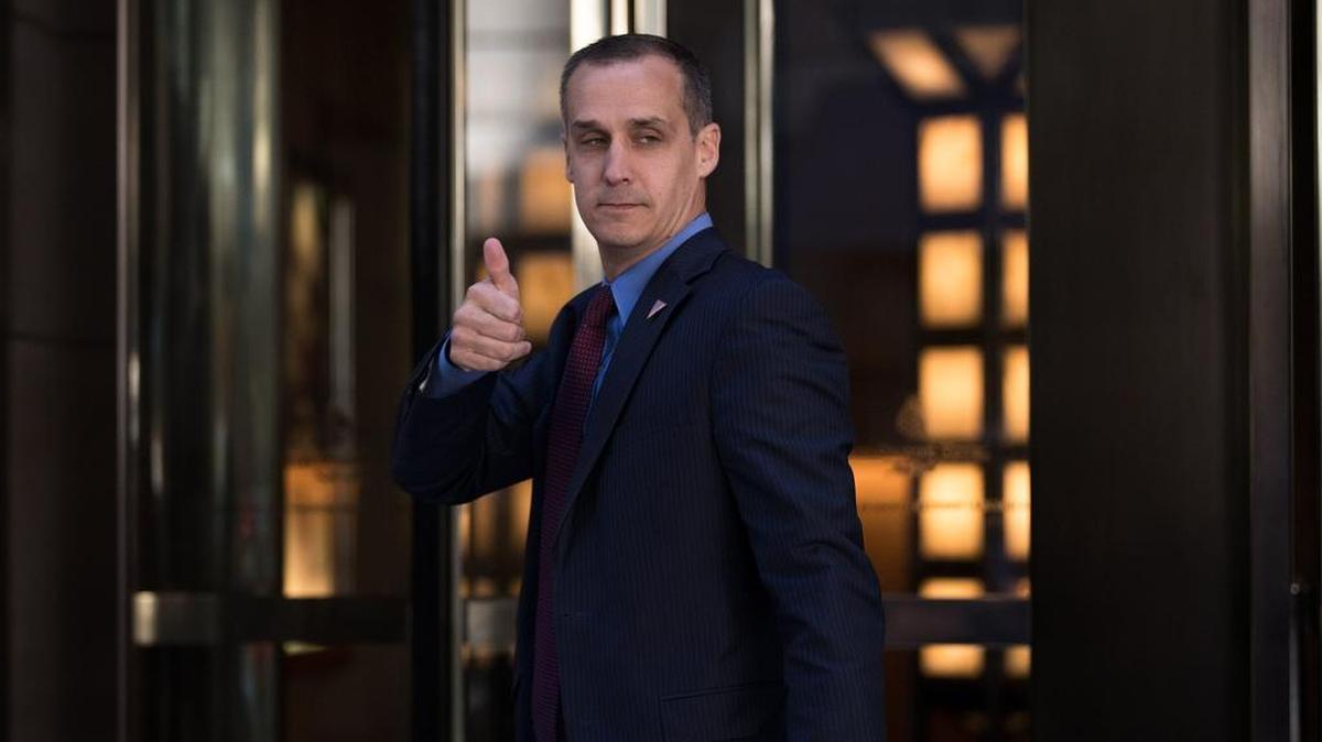 Corey Lewandowski, jefe de la campaña del republicano Donald Trump, sale del hotel Four Seasons el 9 de junio en Nueva York.