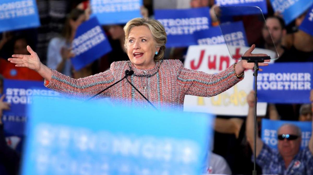 La candidata demócrata a la Casa Blanca, Hillary Clinton, habla durante un acto de campaña celebrado el martes 11 de octubre 2016, en una de las sedes de la universidad Miami Dade College (MDC), en Miami, Florida.