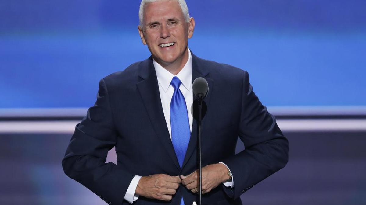 El candidato republicana a la vicepresidencia Mike Pence, gobernador de Indiana, habla durante el tercer día de la Convención Nacional Republicana en Cleveland, miércoles, 20 de julio de 2016.