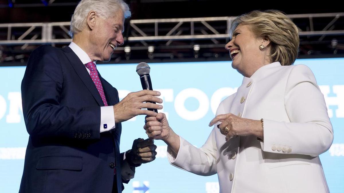 La candidata demócrata Hillary Clinton y su esposo, el ex presidente Bill Clinton en un evento en Las Vegas, el miércoles 19 de octubre de 2016.