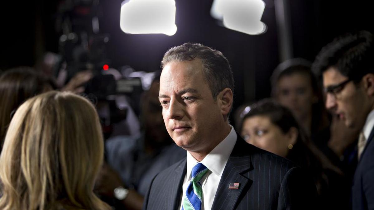 Reince Priebus, presidente del Comité Nacional del Partido Republicano, responde preguntas después de terminado el debate entre los candidatos a la vicepresidencia, el 4 de octubre de 2016 en Farmville, Virginia.