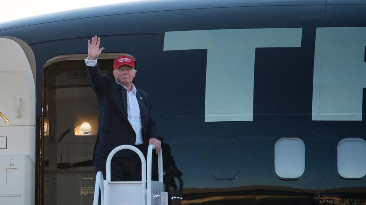 El candidato presidencial republicano Donald Trump saluda tras un acto de campaña en Sacramento, California el 1ero de junio de 2016.