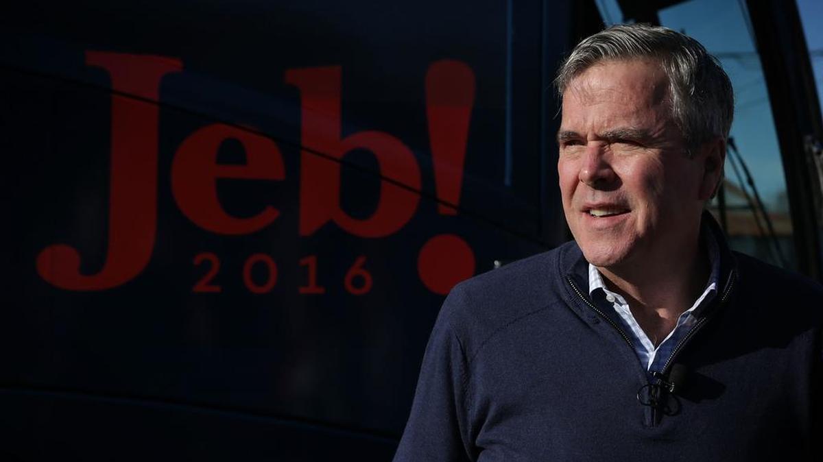El precandidato republicano Jeb Bush llega para un acto de campaña en un restaurante en Leesville, Carolina del Sur, el martes 16 de febrero.