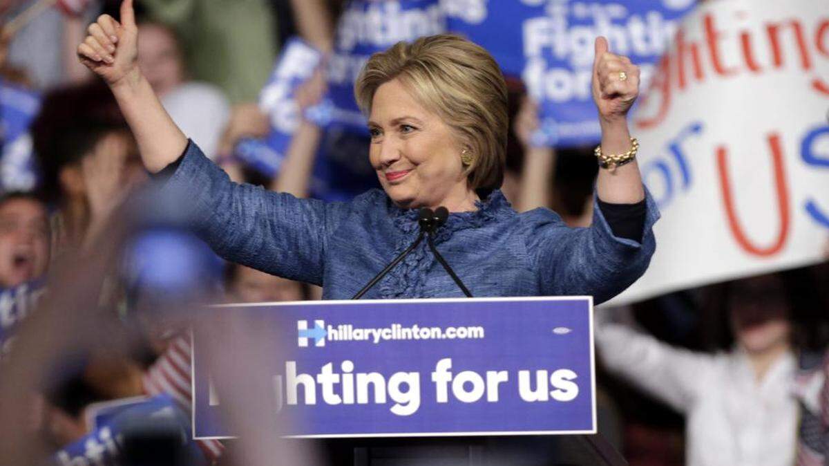La ex secretaria de Estado, Hillary Clinton, celebra junto a sus seguidores el martes en West Palm Beach, Florida.