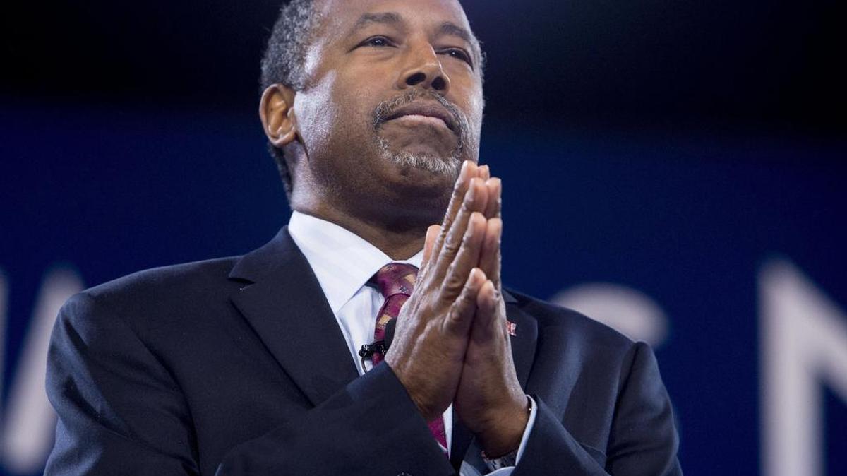El neurocirujano jubilado Ben Carson anuncia que se retira de la contienda por la nominación presidencial republicana, el viernes en Oxon Hill, Maryland.