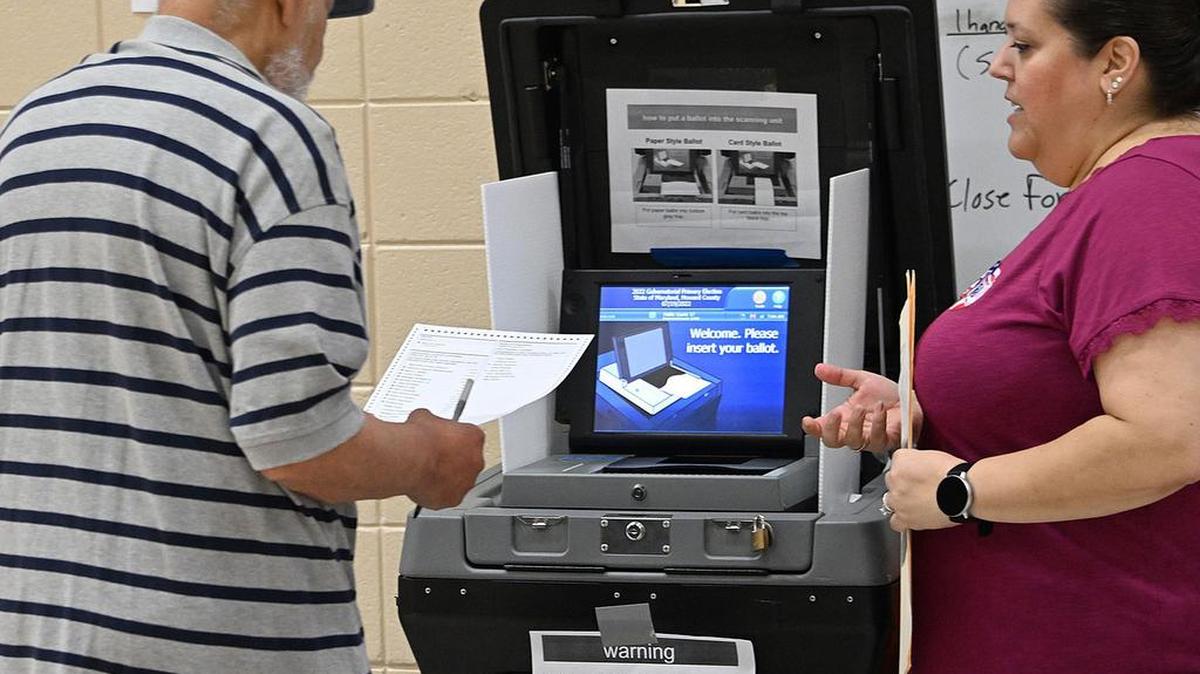 Un hombre emite su voto para las elecciones primarias en la escuela secundaria Long Reach en el condado de Howard, Maryland, el 13 de octubre del 2022.
