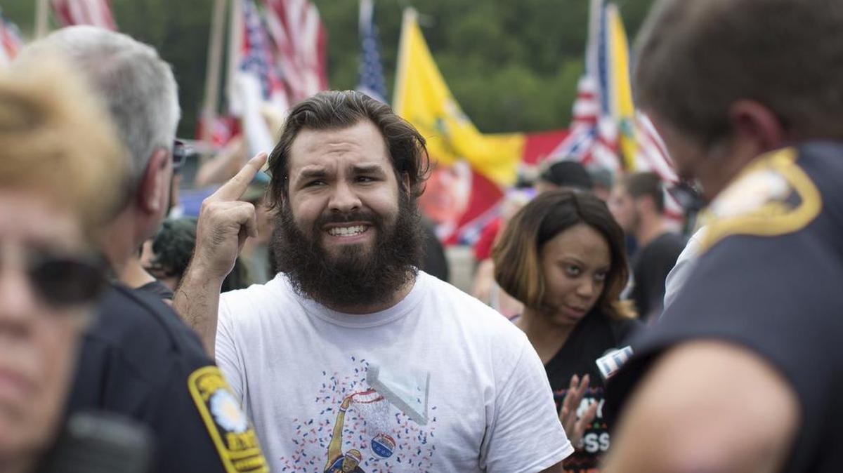 Fotografía fechada el 1 de agosto de 2015 que muestra a Thomas "Tommy" Dimassimo durante una marcha de apoyo a la bandera de la confederación en Stone Mountain, en Georgia. Dimassimo fue arrestado por la policía tras intentar llegar al escenario durante un acto de campaña electoral del aspirante a la candidatura republicana a la Presidencia de EE.UU., Donald Trump, el pasado 12 de marzo de 2016.