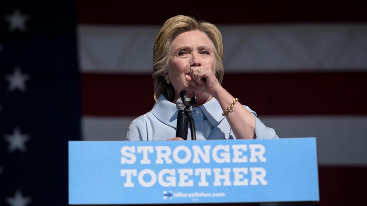 Un prolongado ataque de tos puso el lunes en aprietos a la candidata presidencial Hillary Clinton, en medio de un mitin celebrado en el decisivo estado de Ohio.