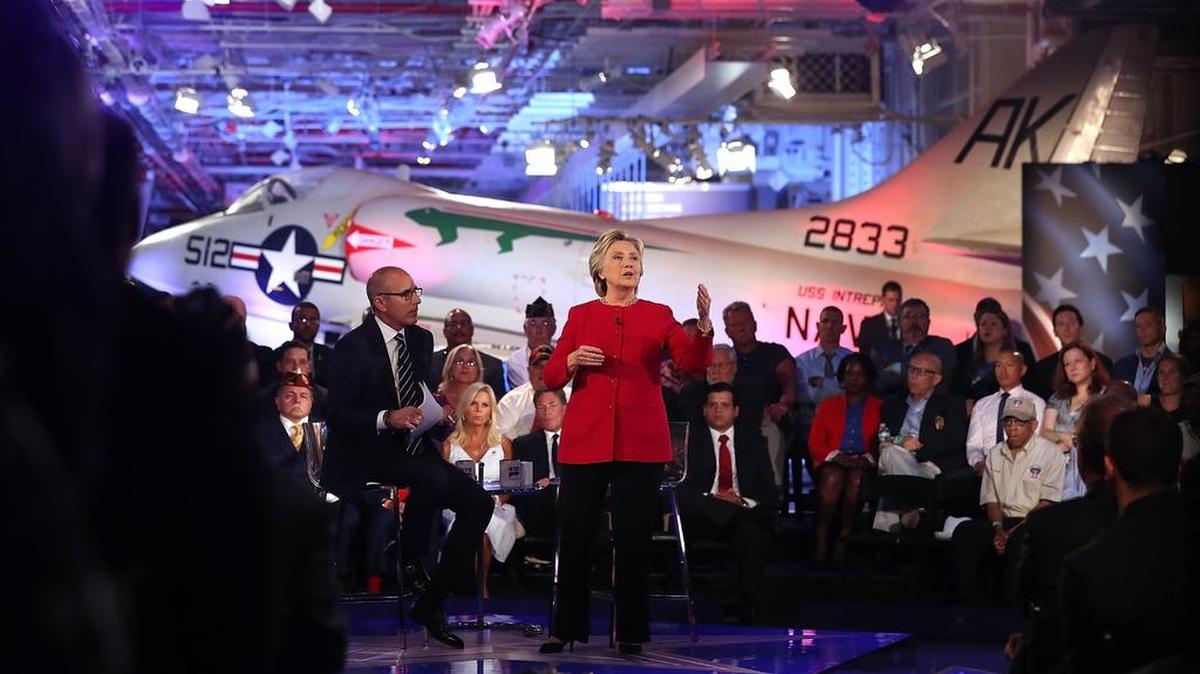 La candidata demócrata Hillary Clinton junto al periodista Matt Lauer en un foro en la ciudad de Nueva York.