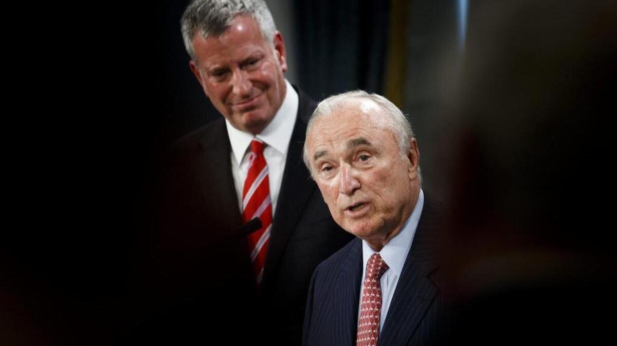 El jefe de la policía de Nueva York, Bill Bratton (d), y el alcalde de Nueva York, Bill de Blasio (i), ofrecen una rueda de prensa conjunta en el City Hall de Nueva York, Estados Unidos, el 2 de agosto de 2016. Bratton, anunció la dimisión de su cargo y su sustitución por Jimmy O'Neill a mediados de septiembre.