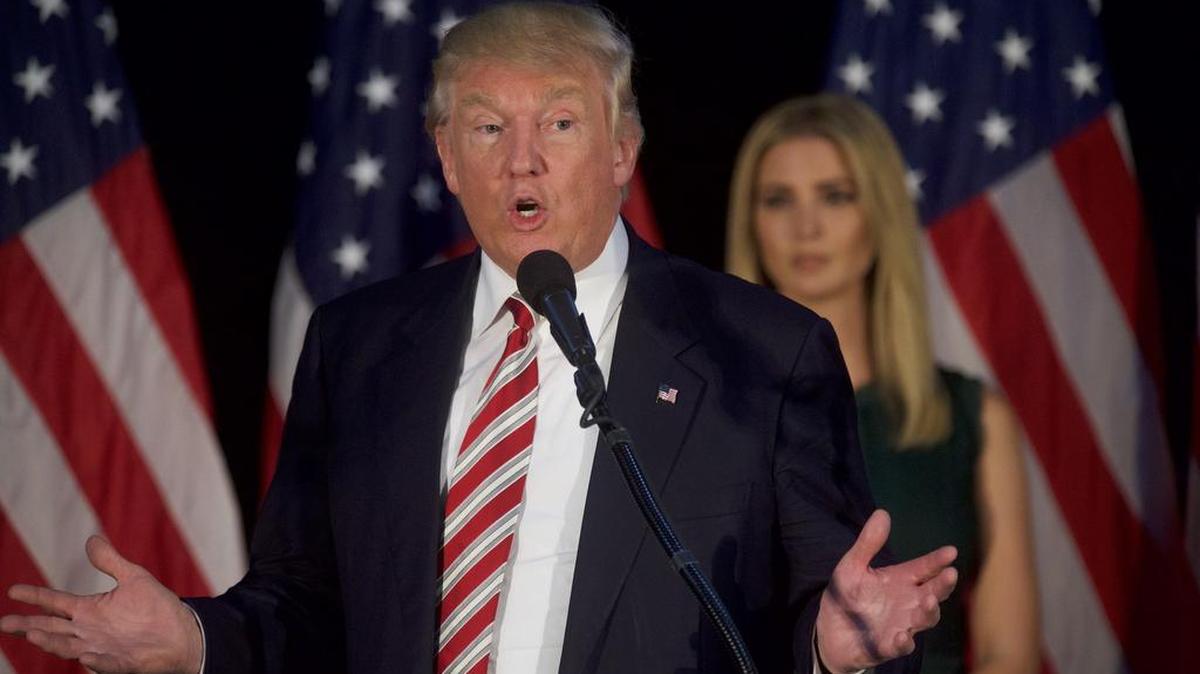 El plan del candidato republicano Donald Trump fue presentado primero por la hija del candidato, Ivanka Trump (al fondo).
