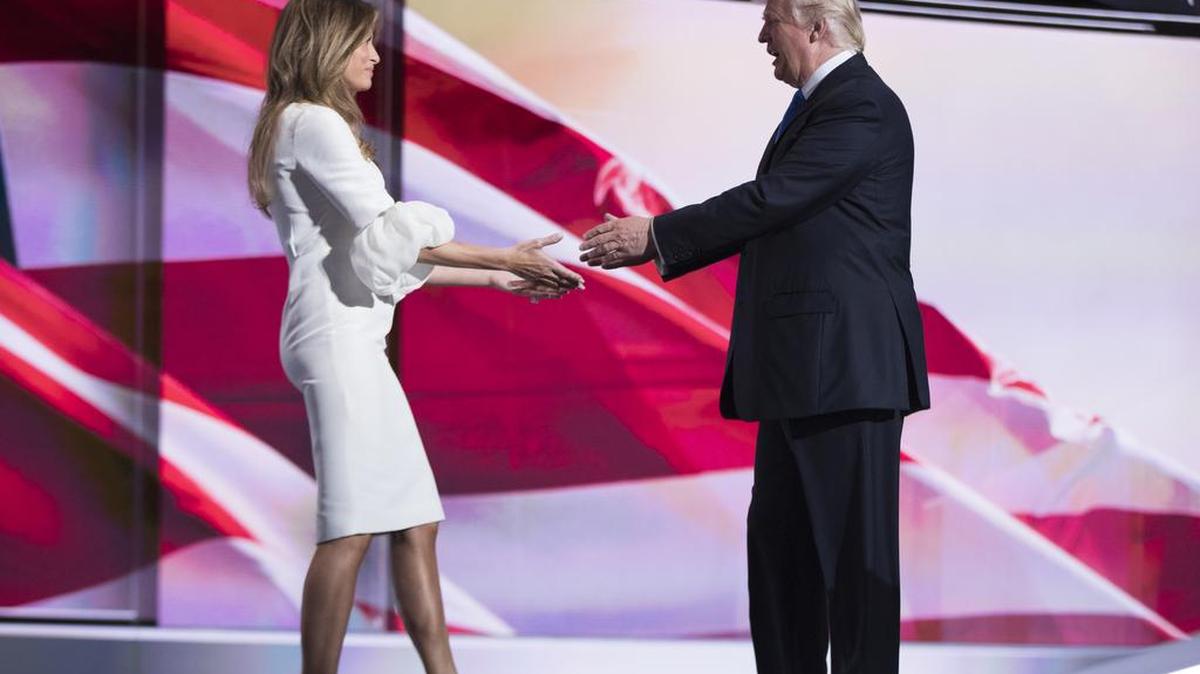 El candidato presidencial republicano Donald Trump, derecha, saluda a su esposa Melania después de la introducción de ella durante la Convención Nacional Republicana, Lunes, 18 de de julio de, 2016, en Cleveland.