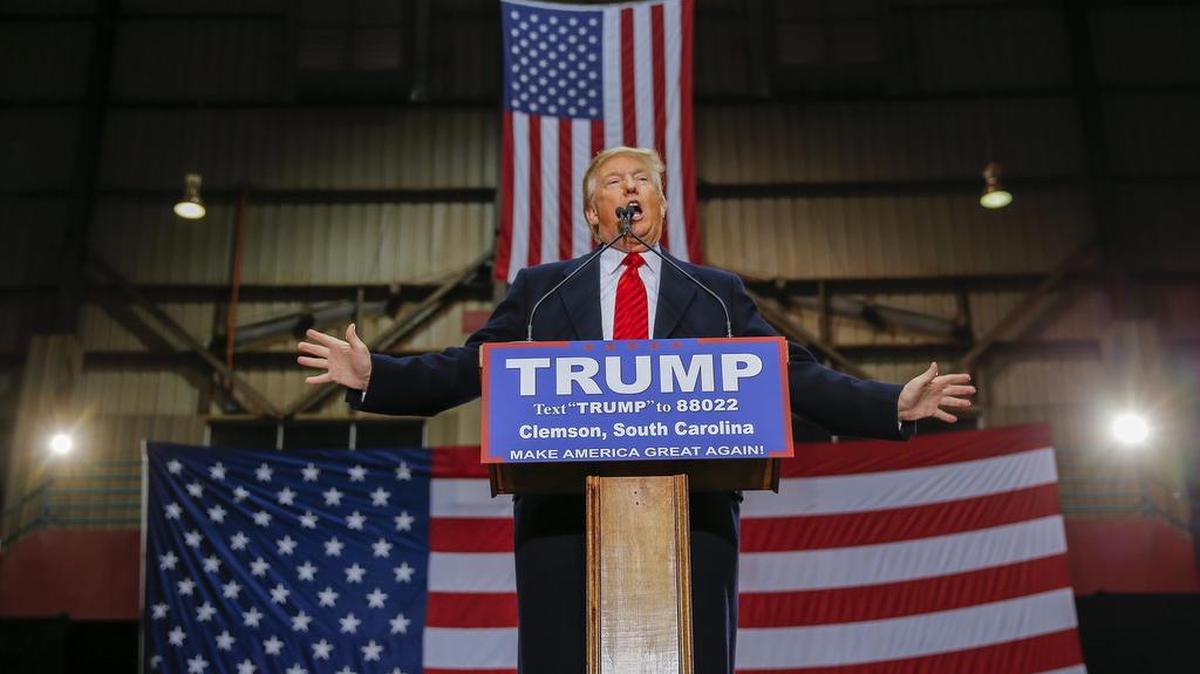 El aspirante a candidato republicano a la presidencia Donald Trump ofrece un discurso en la Universidad Clemson durante un acto de campaña electoral en Pendleton, Carolina del Sur, Estados Unidos el10 de febrero de 2016.